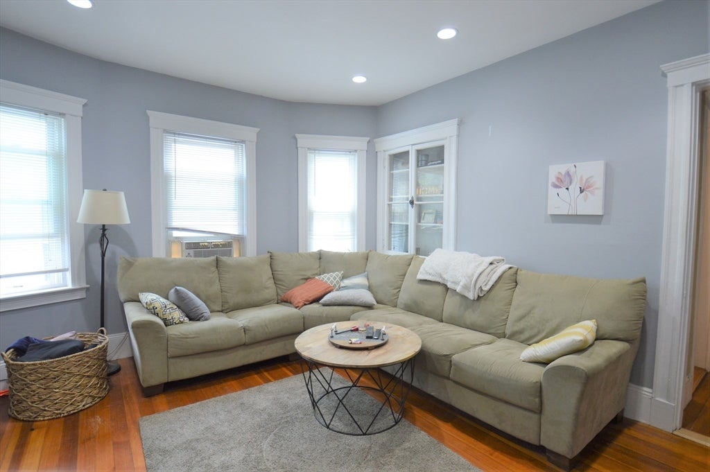 Click for 18 Hunnewell Ave #2, Boston, MA slideshow