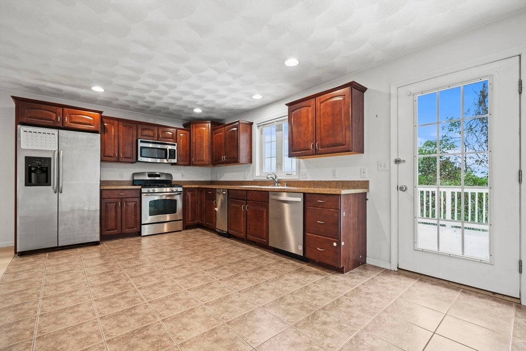 6 Fairlawn Ave, Burlington, MA Photo #2