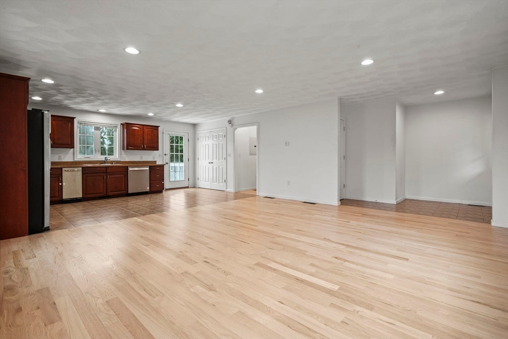 6 Fairlawn Ave, Burlington, MA Photo #3