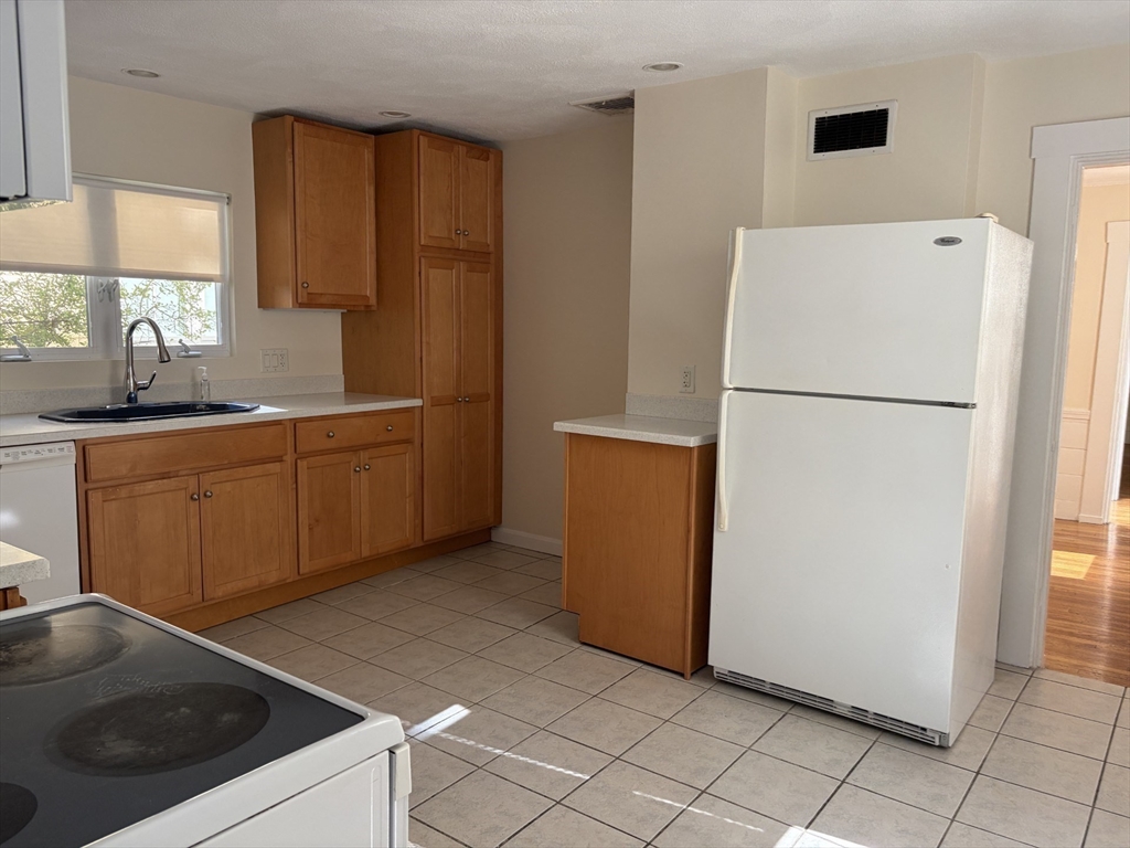 Cambridge, Massachusetts 02139, United States, 4 Bedrooms Bedrooms, ,3 BathroomsBathrooms,Residential,Active,228038