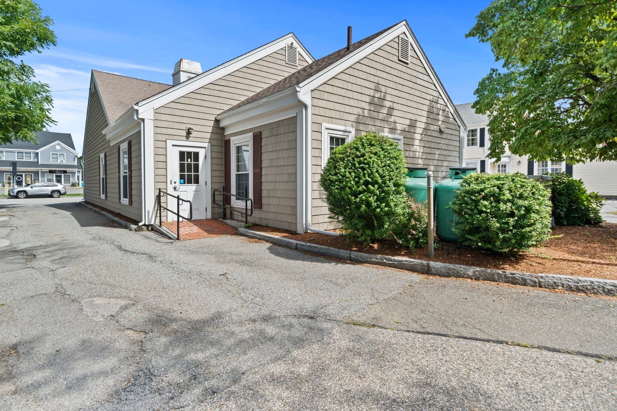 10 W Main St