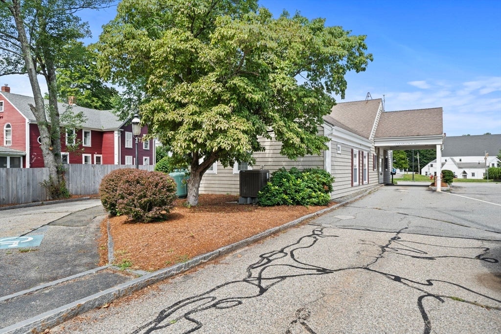 10 W Main St