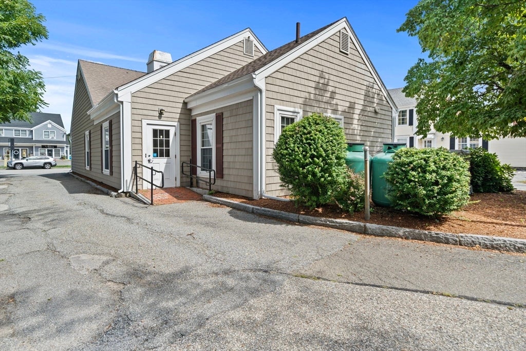 10 W Main St