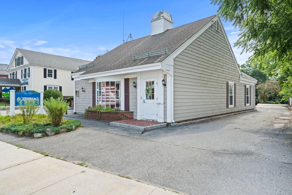 10 W Main St