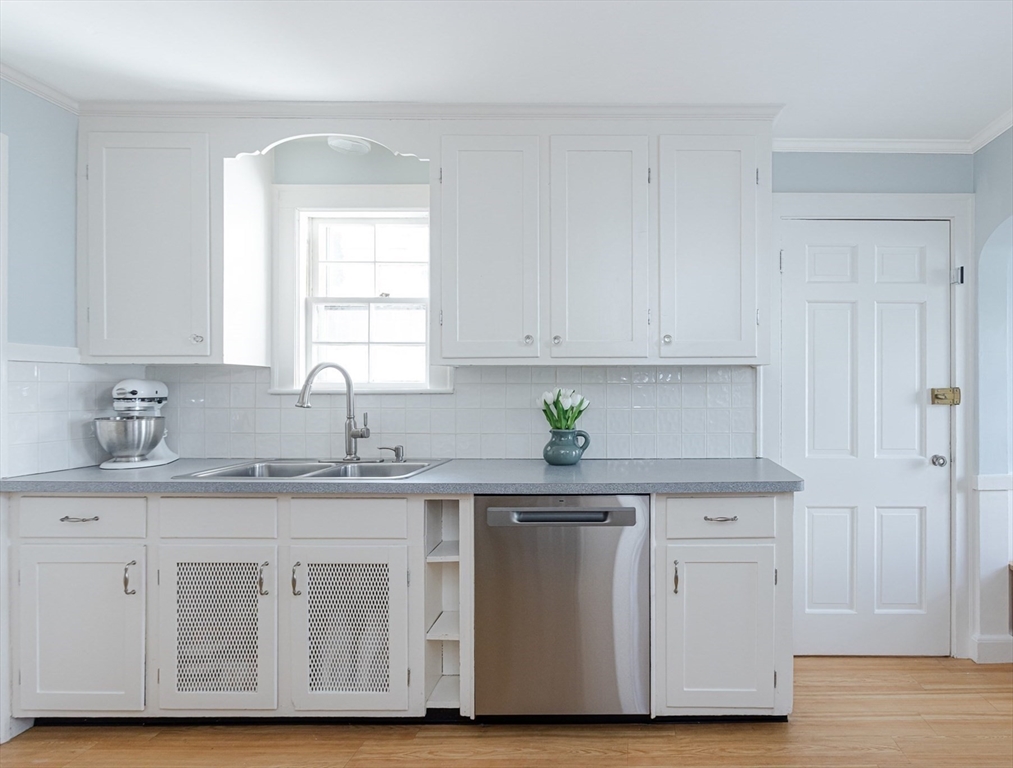 Needham, Massachusetts 02492, United States, 3 Bedrooms Bedrooms, ,2 BathroomsBathrooms,Residential,Pending,8843