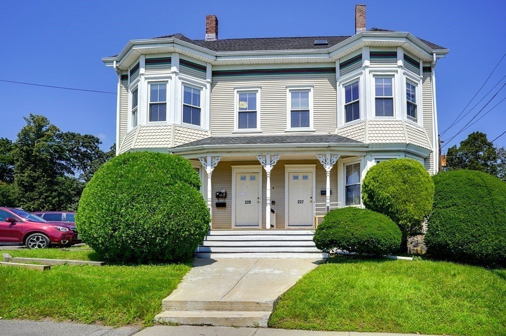 Click for 229 South St #A, Waltham, MA slideshow