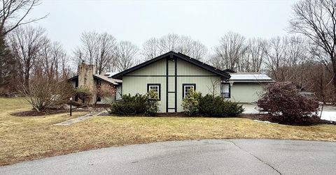 39 Lyons Rd Dudley MA 01571