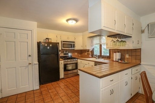 34 Neofotistos Cir, Dracut, MA Photo #4