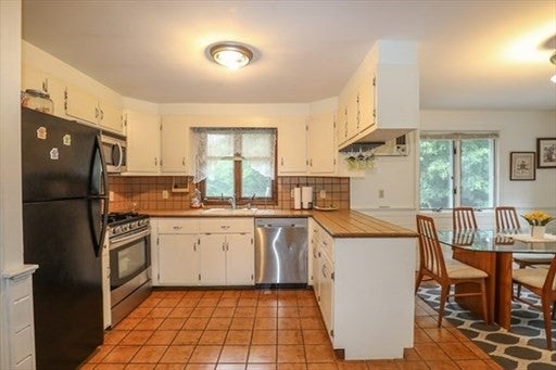 34 Neofotistos Cir, Dracut, MA Photo #2