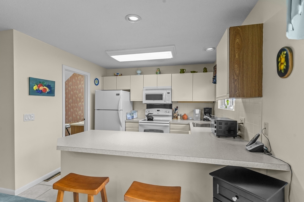 Warwick, Rhode Island 02886, United States, 2 Bedrooms Bedrooms, ,2 BathroomsBathrooms,Residential,Active,96751