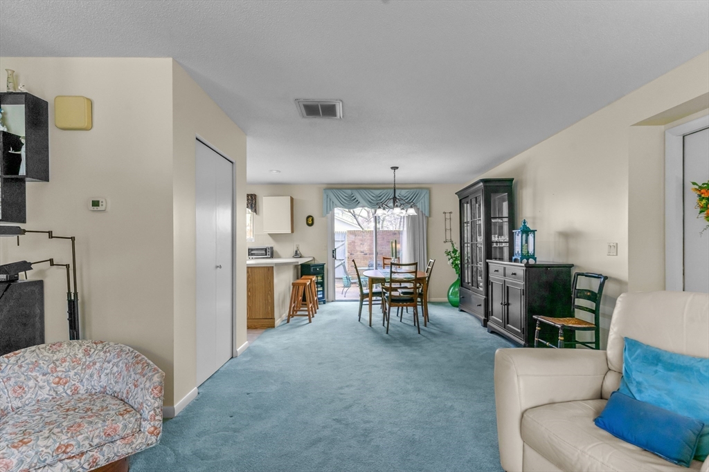 Warwick, Rhode Island 02886, United States, 2 Bedrooms Bedrooms, ,2 BathroomsBathrooms,Residential,Active,96751