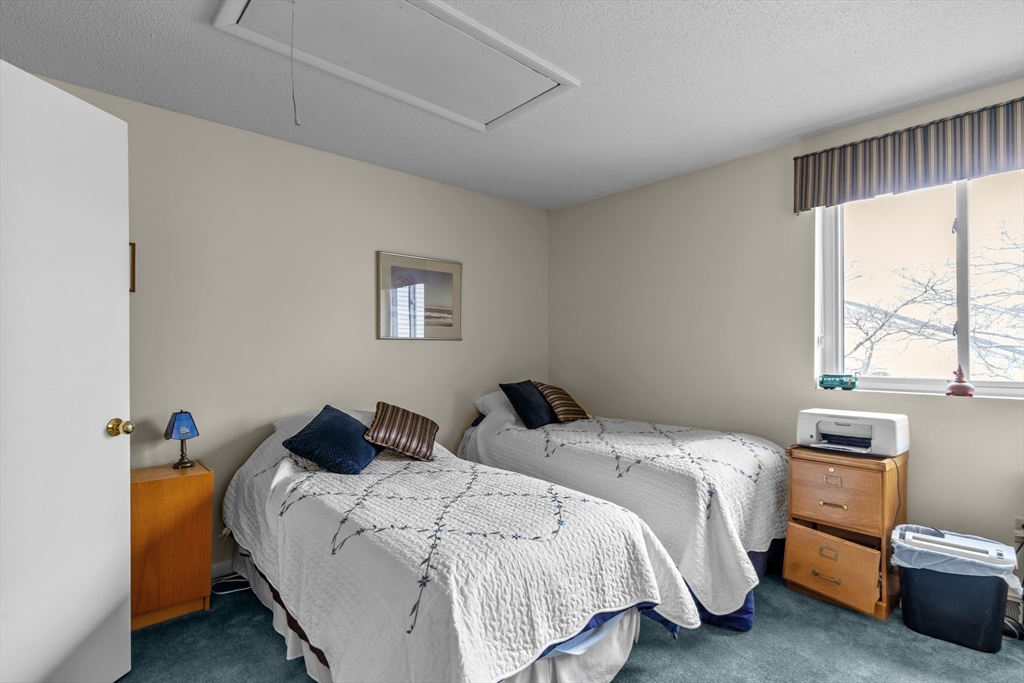 Warwick, Rhode Island 02886, United States, 2 Bedrooms Bedrooms, ,2 BathroomsBathrooms,Residential,Active,96751