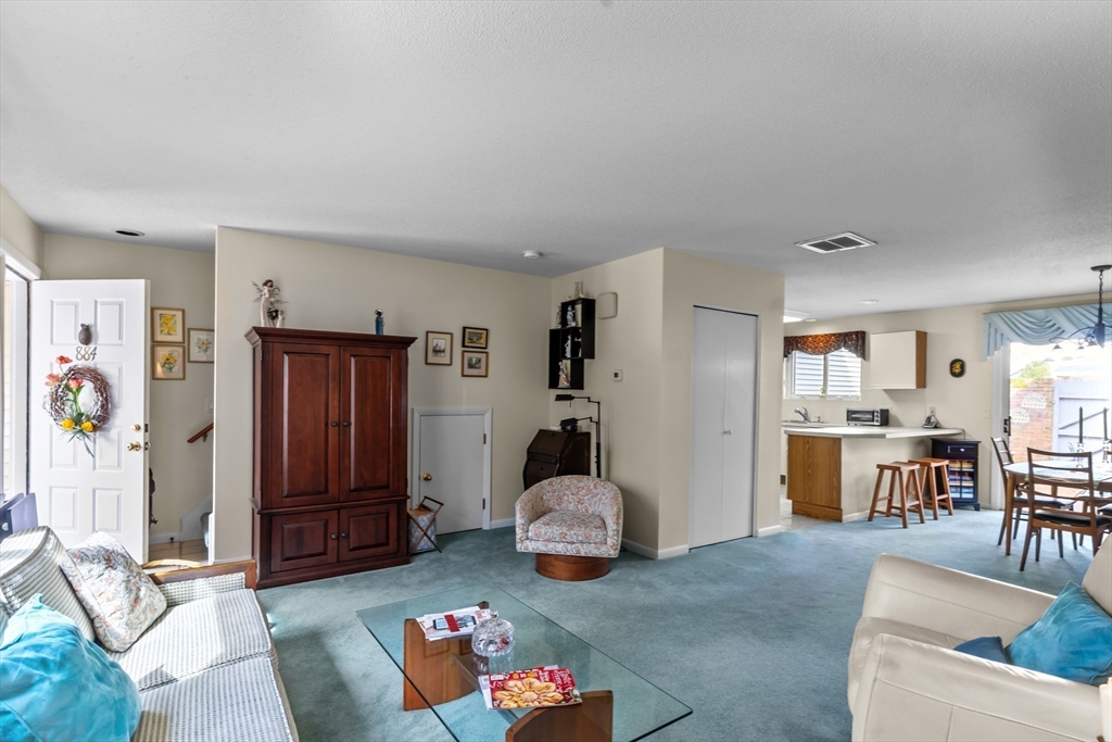 Warwick, Rhode Island 02886, United States, 2 Bedrooms Bedrooms, ,2 BathroomsBathrooms,Residential,Active,96751