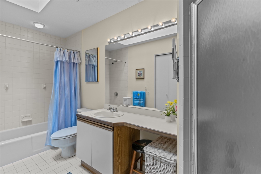 Warwick, Rhode Island 02886, United States, 2 Bedrooms Bedrooms, ,2 BathroomsBathrooms,Residential,Active,96751