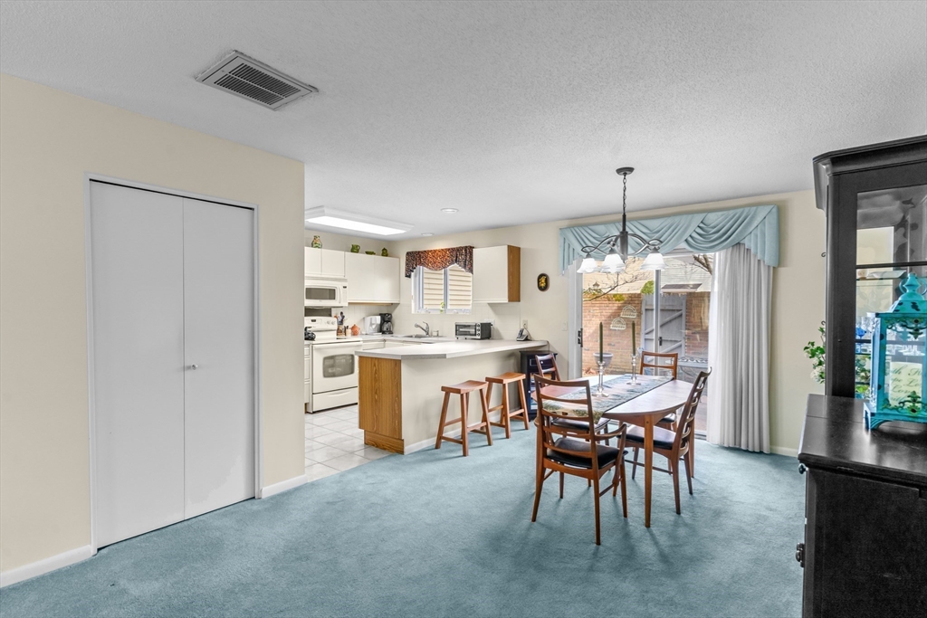 Warwick, Rhode Island 02886, United States, 2 Bedrooms Bedrooms, ,2 BathroomsBathrooms,Residential,Active,96751