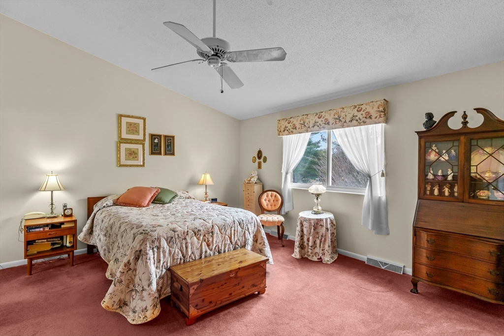 Warwick, Rhode Island 02886, United States, 2 Bedrooms Bedrooms, ,2 BathroomsBathrooms,Residential,Active,96751