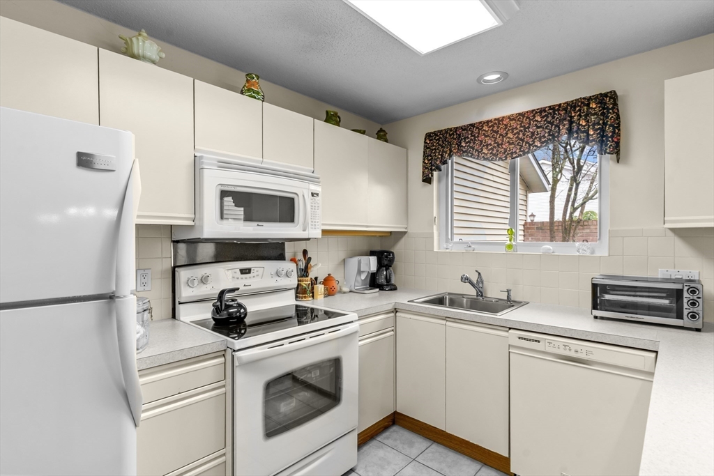 Warwick, Rhode Island 02886, United States, 2 Bedrooms Bedrooms, ,2 BathroomsBathrooms,Residential,Active,96751