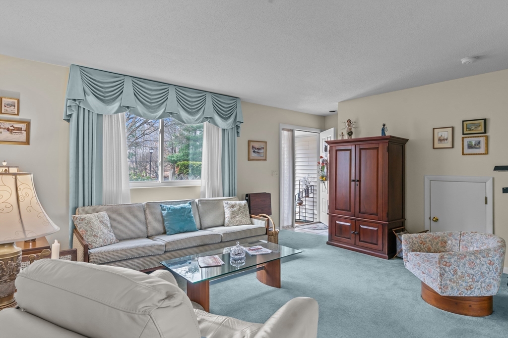 Warwick, Rhode Island 02886, United States, 2 Bedrooms Bedrooms, ,2 BathroomsBathrooms,Residential,Active,96751