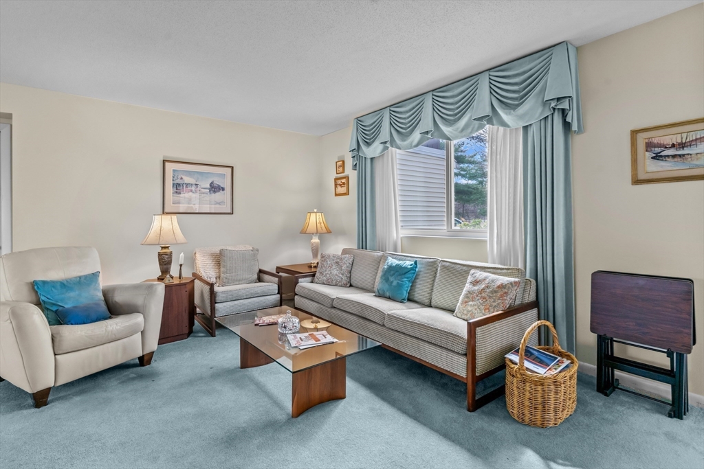 Warwick, Rhode Island 02886, United States, 2 Bedrooms Bedrooms, ,2 BathroomsBathrooms,Residential,Active,96751