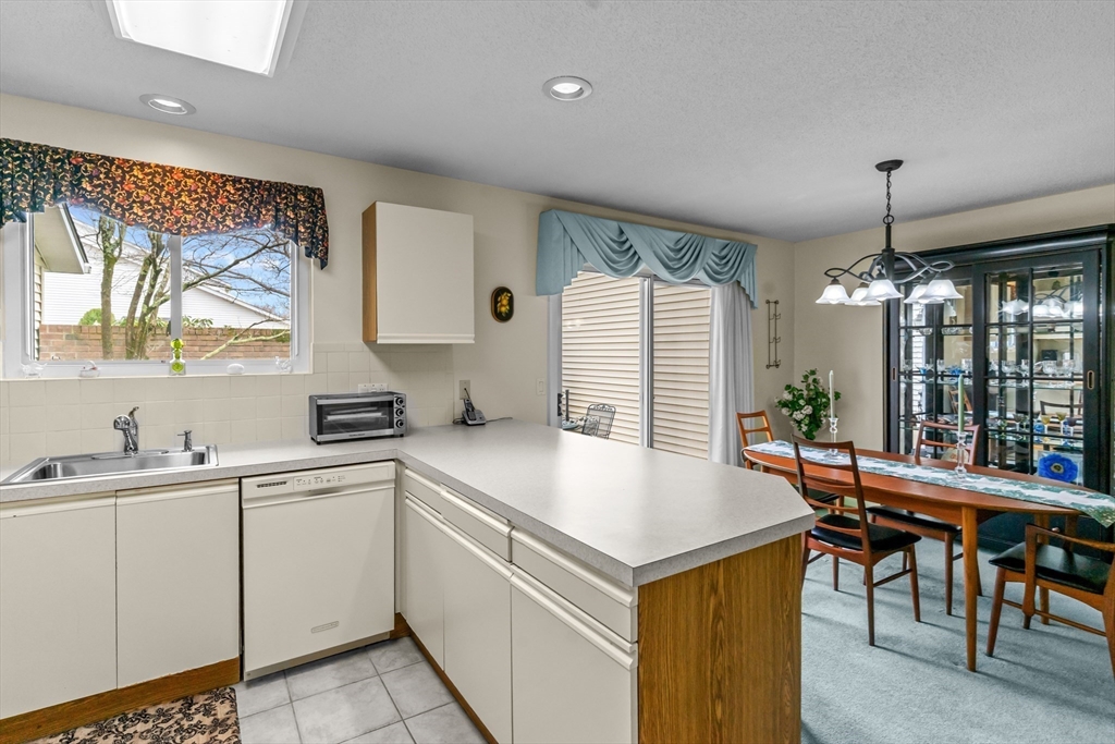 Warwick, Rhode Island 02886, United States, 2 Bedrooms Bedrooms, ,2 BathroomsBathrooms,Residential,Active,96751