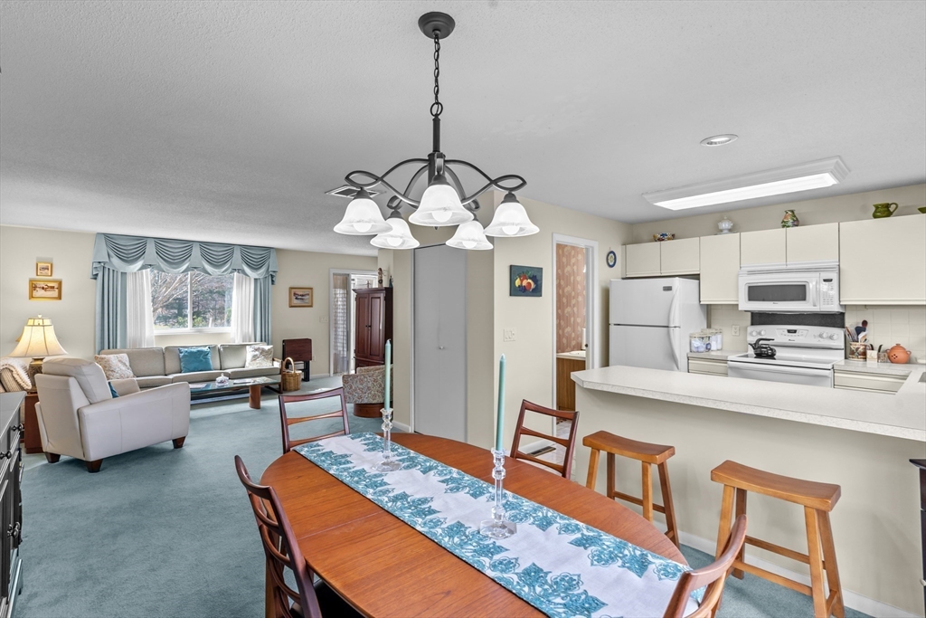 Warwick, Rhode Island 02886, United States, 2 Bedrooms Bedrooms, ,2 BathroomsBathrooms,Residential,Active,96751