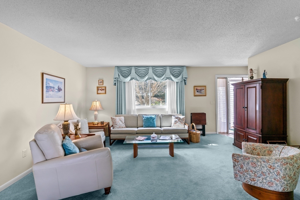 Warwick, Rhode Island 02886, United States, 2 Bedrooms Bedrooms, ,2 BathroomsBathrooms,Residential,Active,96751