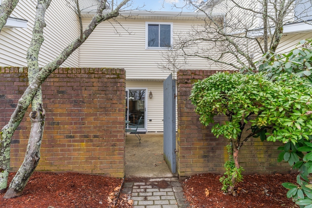 Warwick, Rhode Island 02886, United States, 2 Bedrooms Bedrooms, ,2 BathroomsBathrooms,Residential,Active,96751