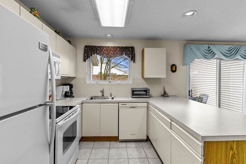 Warwick, Rhode Island 02886, United States, 2 Bedrooms Bedrooms, ,2 BathroomsBathrooms,Residential,Active,96751