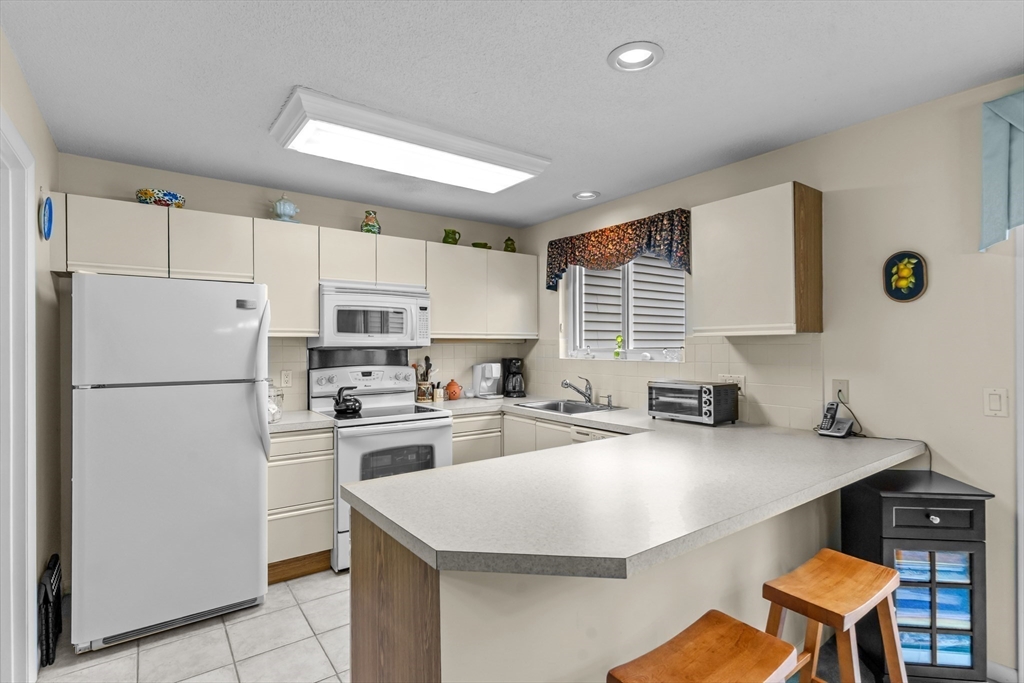 Warwick, Rhode Island 02886, United States, 2 Bedrooms Bedrooms, ,2 BathroomsBathrooms,Residential,Active,96751