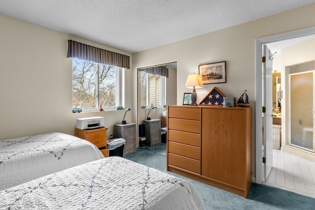 Warwick, Rhode Island 02886, United States, 2 Bedrooms Bedrooms, ,2 BathroomsBathrooms,Residential,Active,96751