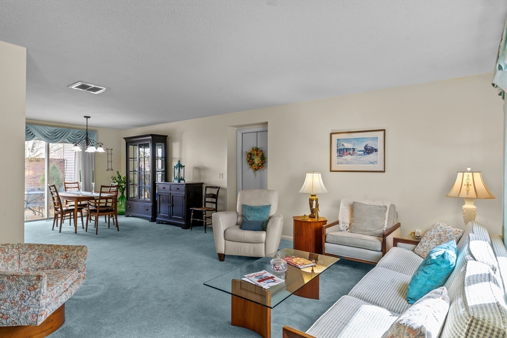 Warwick, Rhode Island 02886, United States, 2 Bedrooms Bedrooms, ,2 BathroomsBathrooms,Residential,Active,96751