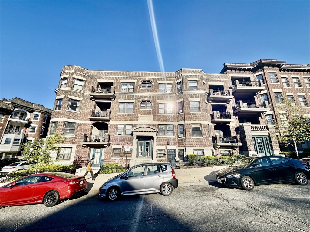Click for 1466 Commonwealth Ave #3, Boston, MA slideshow