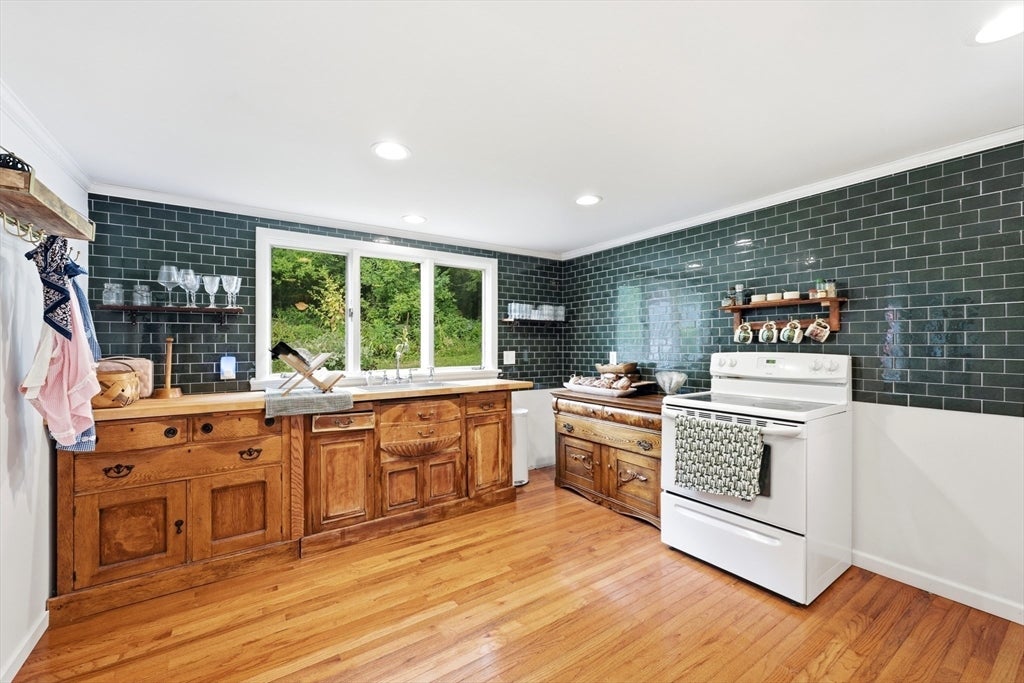 176 Sherburne Ave, Tyngsborough, MA, 176 Sherburne Ave, Tyngsborough, MA Photo #4