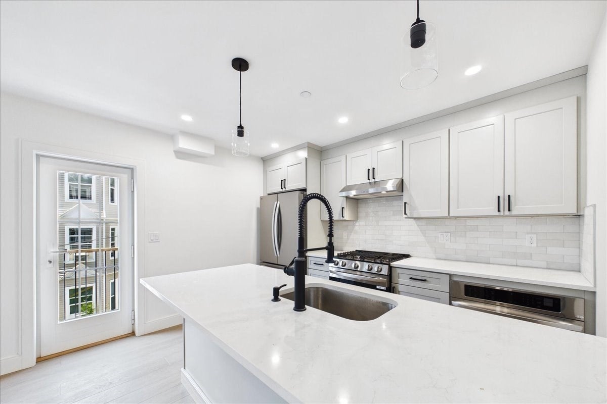 305 Chestnut Ave #3, Boston, MA Photo #11