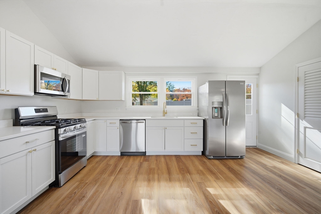 Springfield, Massachusetts 01118, United States, 3 Bedrooms Bedrooms, ,1 BathroomBathrooms,Residential,Active,235835