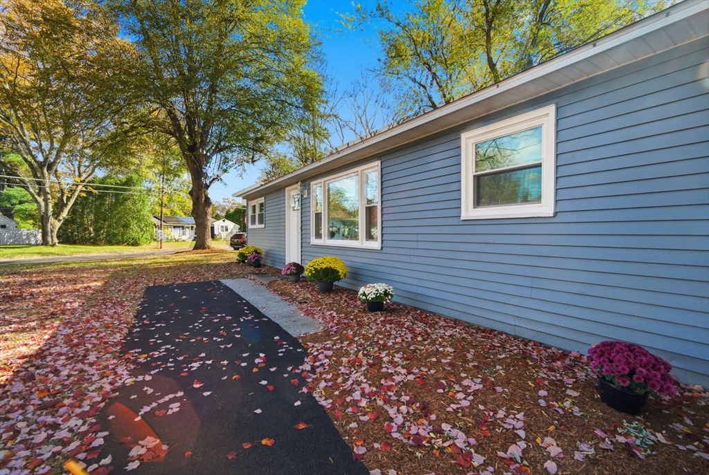 Springfield, Massachusetts 01118, United States, 3 Bedrooms Bedrooms, ,1 BathroomBathrooms,Residential,Active,235835