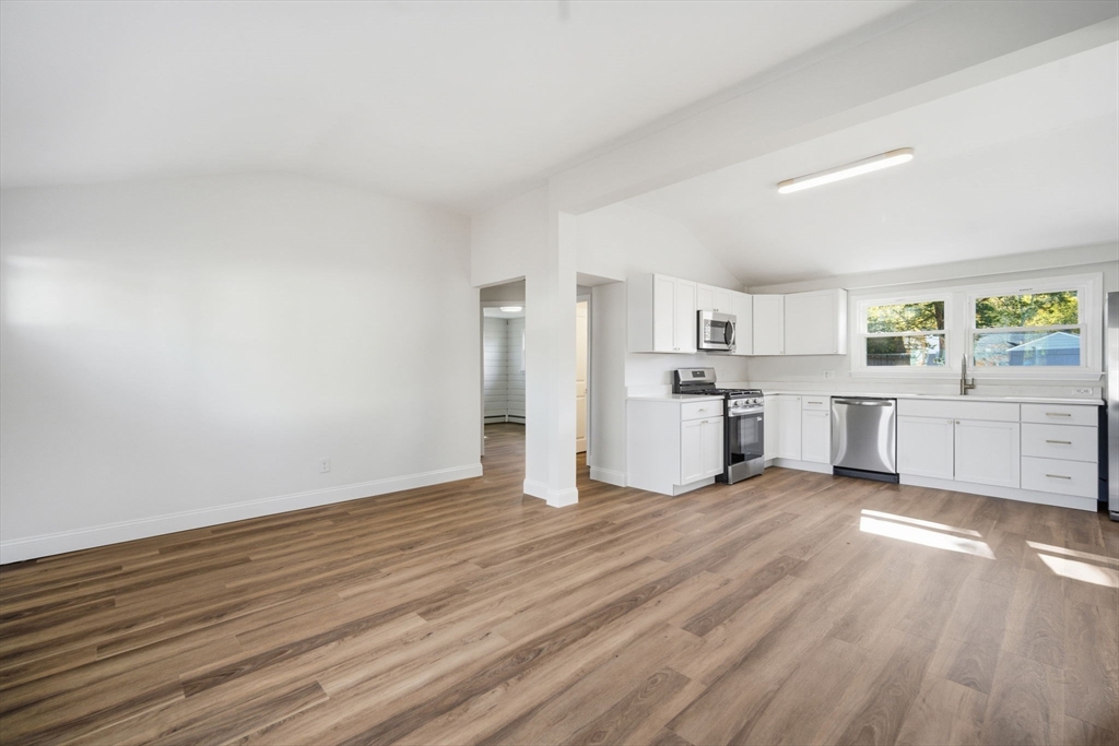 Springfield, Massachusetts 01118, United States, 3 Bedrooms Bedrooms, ,1 BathroomBathrooms,Residential,Active,235835