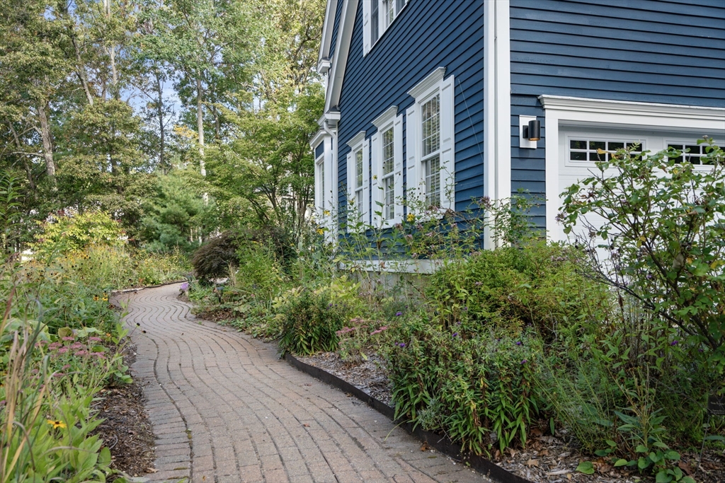 33 Whispering Way