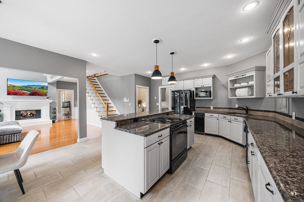 4 Iroquois Ln