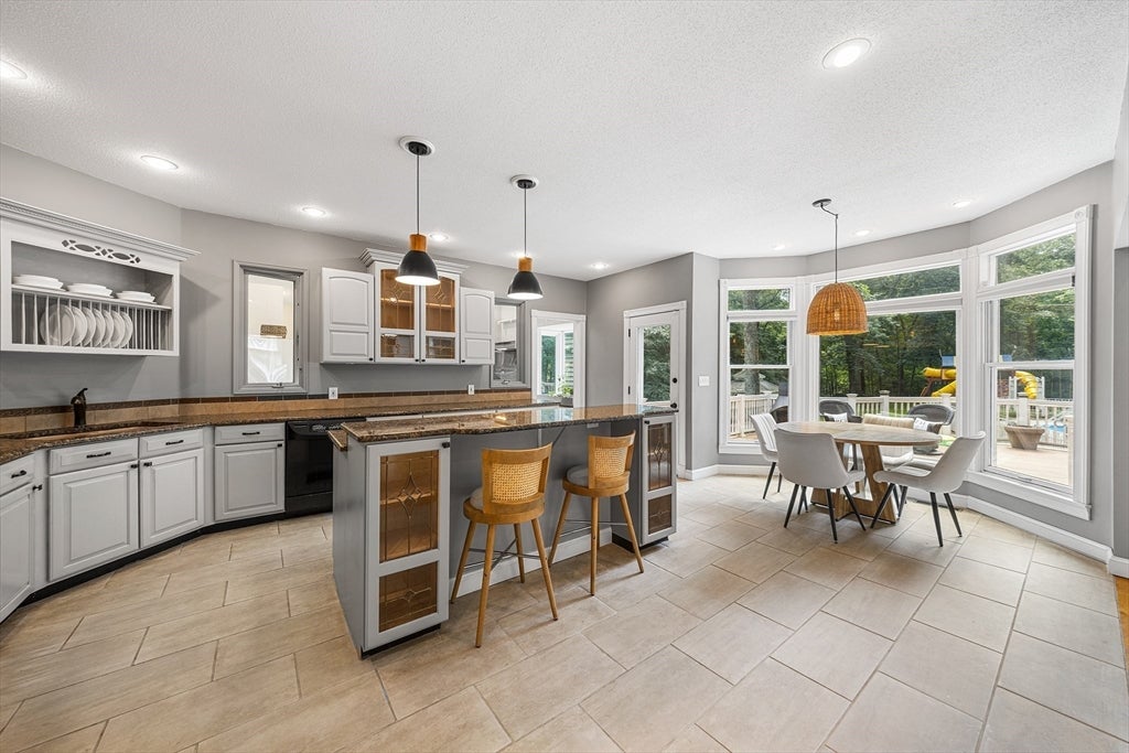 4 Iroquois Ln