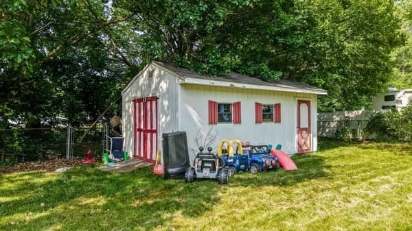 40 Elmwood Dr
