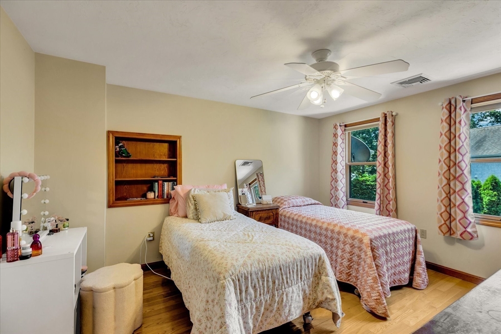 Mashpee, Massachusetts 02649, United States, 3 Bedrooms Bedrooms, ,3 BathroomsBathrooms,Residential,Pending,159354