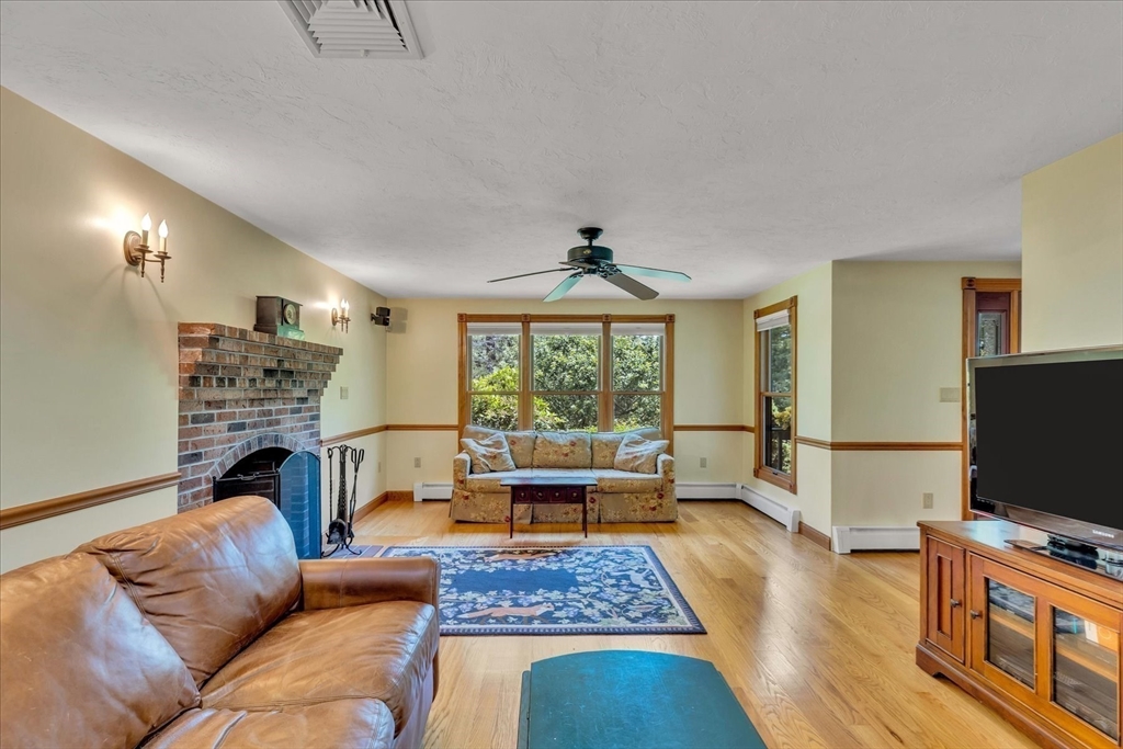 Mashpee, Massachusetts 02649, United States, 3 Bedrooms Bedrooms, ,3 BathroomsBathrooms,Residential,Pending,159354