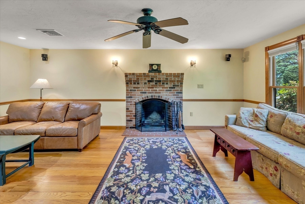 Mashpee, Massachusetts 02649, United States, 3 Bedrooms Bedrooms, ,3 BathroomsBathrooms,Residential,Pending,159354