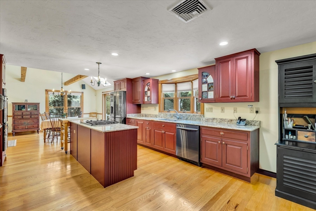 Mashpee, Massachusetts 02649, United States, 3 Bedrooms Bedrooms, ,3 BathroomsBathrooms,Residential,Pending,159354