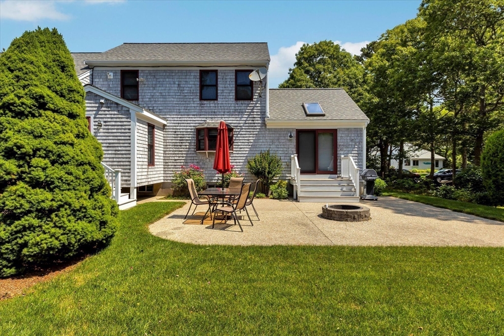 Mashpee, Massachusetts 02649, United States, 3 Bedrooms Bedrooms, ,3 BathroomsBathrooms,Residential,Pending,159354