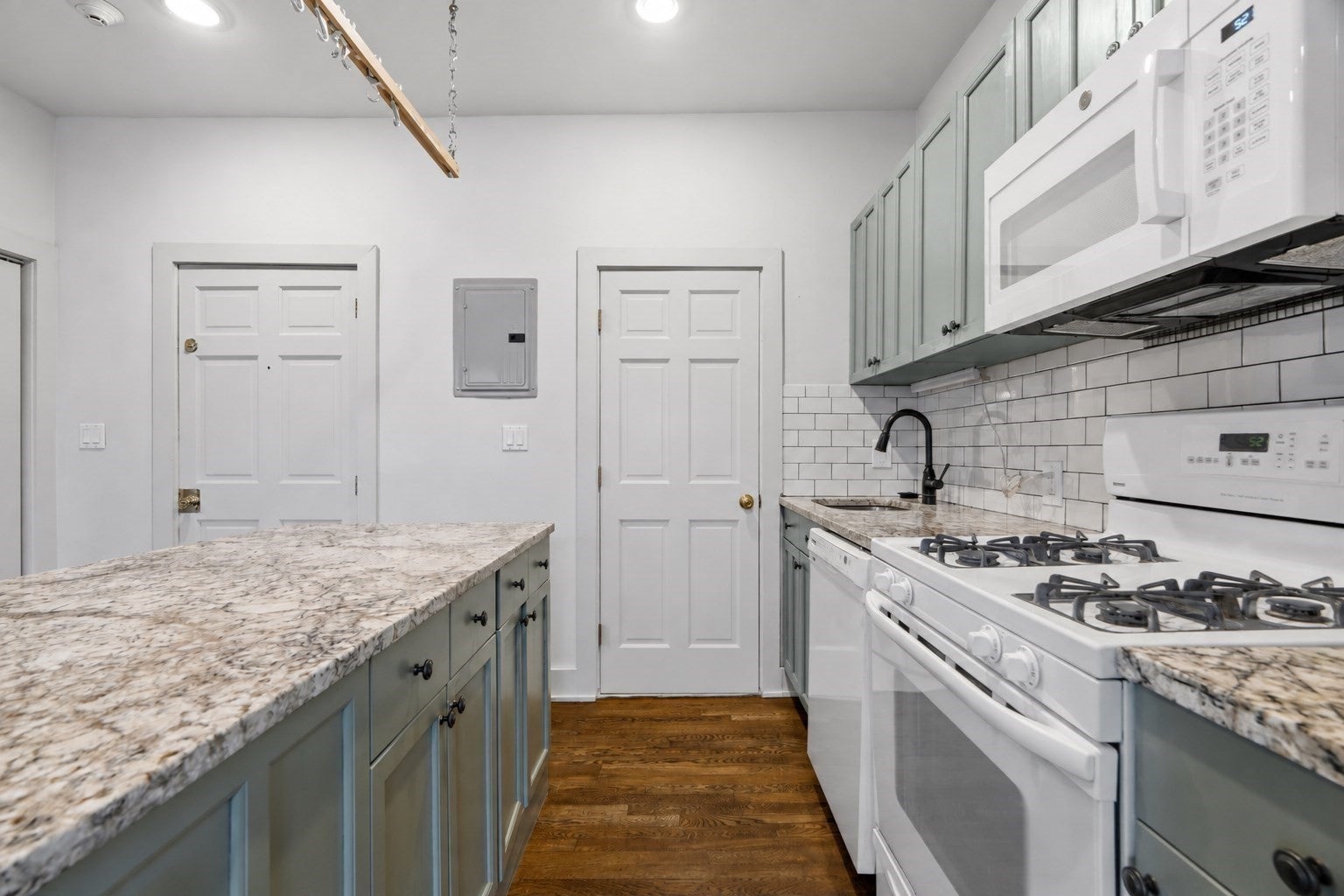 558 Columbus Ave 3F