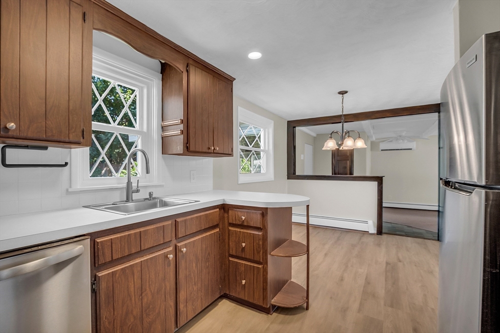 Photo 8 of 29 of 73 Brookfield Cir house