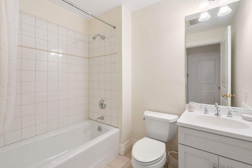 630 Hammond St #104, Brookline, MA Photo #17