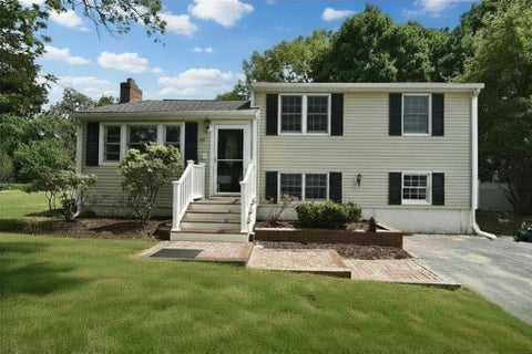 Photo of 14 Centerville Dr, Salem, NH 03079 (MLS # 73548386)